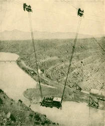 Eine Bauunternehmermaschine wird über eine Schlucht geschwenkt, Rio Grande River, New Mexico, 1930