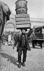 Ein Marktträger in Covent Garden, London, ca. 1922