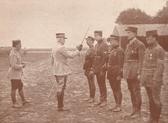 Ein französischer General verleiht Auszeichnungen an Flieger, ca. 1918 1919