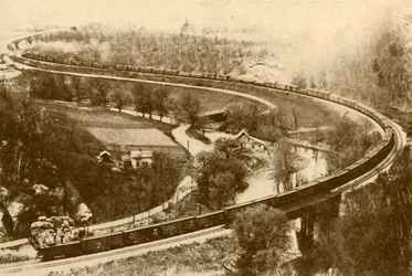 Ein gigantischer Güterzug mit vierundfünfzig Waggons, gezogen von einer Lokomotive, Chicago und Nordwestbahn, 193