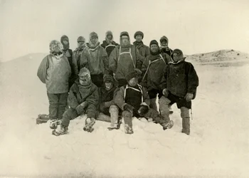 Eine Gruppe der Landpartie bei den Winterquartieren, um 1908, 1909