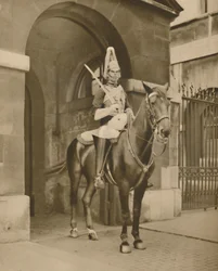 Eine lebende Statue in Whitehall: Der Wachposten der Lifeguards, ca. 1935