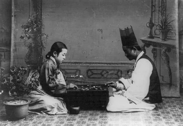 Ein Mann und eine Frau beim Baduk- oder Go-Spiel, um 1910
