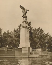 Ein römischer Adler symbolisiert passend die Flieger des Großen Krieges, ca. 1935