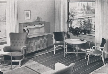 Ein schwedisches Wohnzimmer mit Möbeln, entworfen von Caarl-Axel Acking und hergestellt von Svenska Mobelfabrike