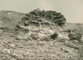 Ein verwitterter Kenyt-Fels in der Nähe der Winterquartiere, ca. 1908, 1909