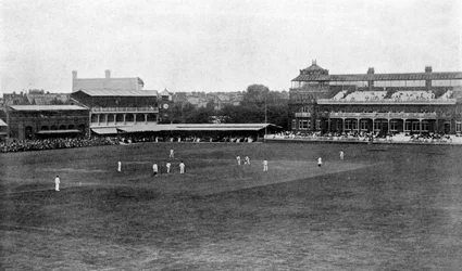 Ein Cricketspiel im Gange auf dem Lords Cricket Ground, London, 1912