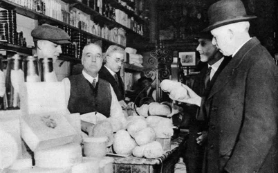 Ein Kunde inspiziert einen Haggis, London