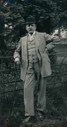 Ein Herr im Anzug und Melone, um 1910