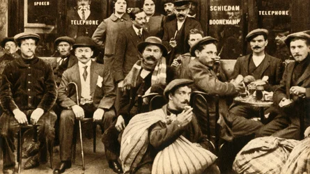 Eine Gruppe von Flüchtlingsfeldarbeitern in einem Café in Paris, Erster Weltkrieg, 1914-1918