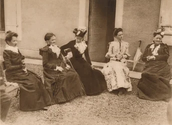 Eine Gruppe von Frauen im Gespräch, 1937
