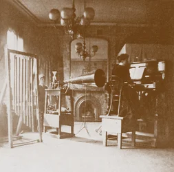 Eine Pianistin im ersten Studio von Emil Berliner in London, Cockburn Hotel, 1898