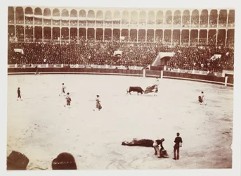 Schnappschuss eines Stierkampfs vor einer riesigen Menschenmenge in der Stierkampfarena Las Ventas del Espiritu Santo, Madrid, aufgenommen von einem unbekannten Fotografen um 1930