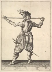 Ein Soldat, von hinten gesehen, während er sich nach rechts dreht und seine Pike horizontal hält, f....