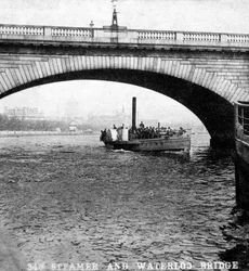 Ein Dampfer unterquert die Waterloo-Brücke, London, frühes 20. Jahrhundert