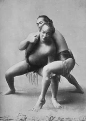 Ein Sumo-Ringerkampf zwischen einem Paar japanischer Profis, 1902