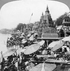 Ein Tempel und Ghats am Ganges in Benares Varanasi, Indien