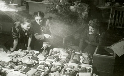 Schauspielerinnen des Moskauer Künstlertheaters bereiten Geschenke für die Rote Armee vor, UdSSR, 1943