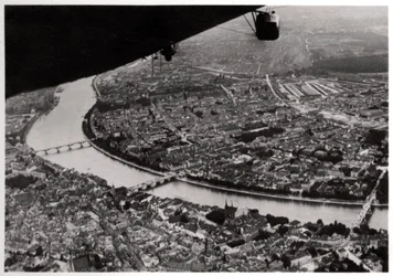 Luftaufnahme von Basel, Schweiz, aus einem Zeppelin, 1928-1933