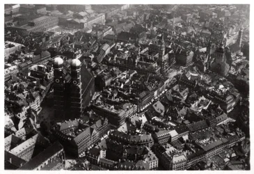 Luftaufnahme der Frauenkirche, München, Deutschland, aus einem Zeppelin, um 1931
