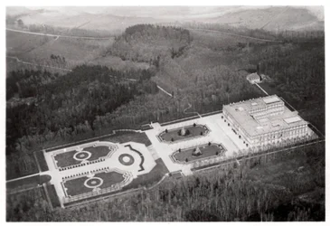 Luftaufnahme des Herrenchiemsee-Palastes, Bayern, Deutschland, aus einem Zeppelin, ca. 1931-1933
