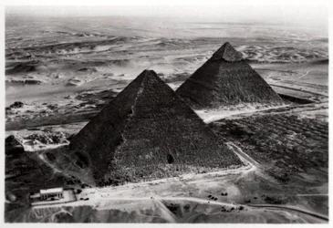 Luftaufnahme der Pyramiden von Gizeh, Ägypten, aus einem Zeppelin