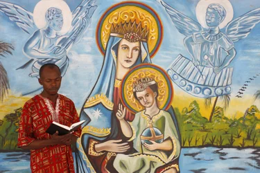 Afrikanischer Mann liest die Bibel, Togo Ville, Togo