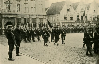 Albert I. von Belgien inspiziert Truppen, Erster Weltkrieg, 1914, ca. 1920