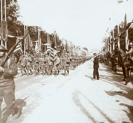 Amerikanische Truppen marschieren in der Siegesparade, Paris, Frankreich, ca. 1918-1919