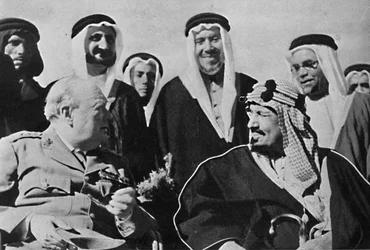 Unter anderen Herrschern des Nahen Ostens, König Ibn Saud von Saudi-Arabien, 1945