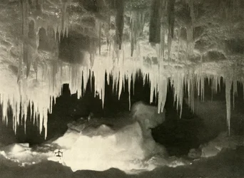 Eine Eishöhle im Winter, um 1908, 1909