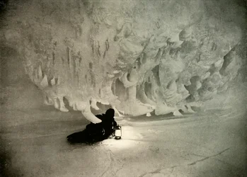 Eine Eishöhle im Winter, um 1908, 1909
