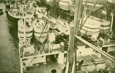 Eine beeindruckende Reihe von Booten an Bord der Leviathan, ca. 1930