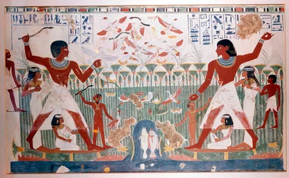 Alte Ägypter jagen Wildvögel mit Wurfstöcken