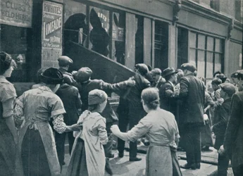 Anti-deutsche Unruhen in London: Eine Menge zerbricht die Fenster eines deutschen Ladens, ca. 1914