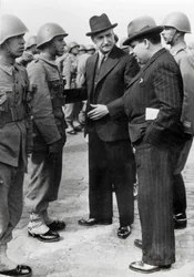 Antonio de Oliveira Salazar (1888-1970), Diktator von Portugal von 1932 bis 1968, inspiziert die Truppen während eines Besuchs auf den Azoren, 5. April 1941