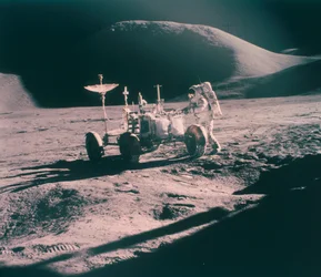 Apollo 15 Astronaut James Irwin mit dem Lunar Rover, August 1971
