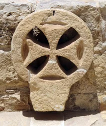 Architektonisches Fensterelement einer byzantinischen Kirche im Gebiet Judäa und Samaria, Westjordanland