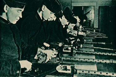 Waffenmeister montieren Luftgewehre, 1940