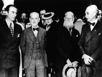 Arno Breker, deutscher Bildhauer, bei einem Besuch in Paris, Mai 1942