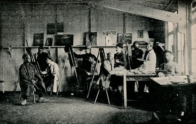 Künstlerische Kriegsgefangene in ihrem Atelier in Gießen