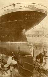 Arbeiten am Heck der Mauretania im Trockendock, um 1930