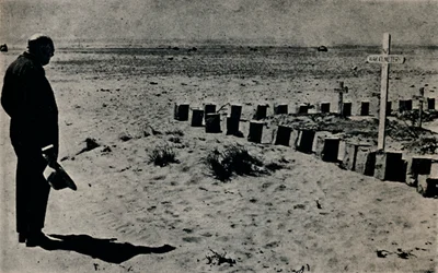 Auf einem Schlachtfeldfriedhof in Ägypten, 1942