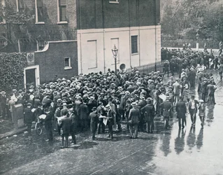 Bevor England den Krieg erklärte: Deutsche Reservisten warten vor dem deutschen Konsulat in London, 1914