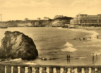 Biarritz - Hotel du Palais und die Bucht, ca. 1930