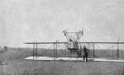Doppeldecker abgestürzt auf einem Feld, Erster Weltkrieg, Frankreich