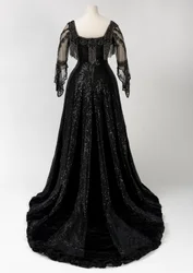 Schwarzes Abendkleid getragen von Königin Alexandra, mit Perlen- und Paillettenverzierung, hergestellt von Barolet of Knightsbridge, London 1908-1910