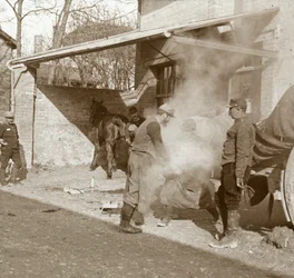 Schmied beim Beschlagen eines Pferdes, Suippes, Nordfrankreich, ca. 1914-ca. 1918
