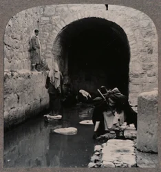 Blinde Männer waschen ihre Augen im Teich von Siloah, um 1900