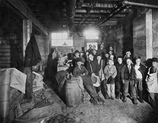 Jungen sammeln Zeitungen zum Verkauf, USA, ca. 1919